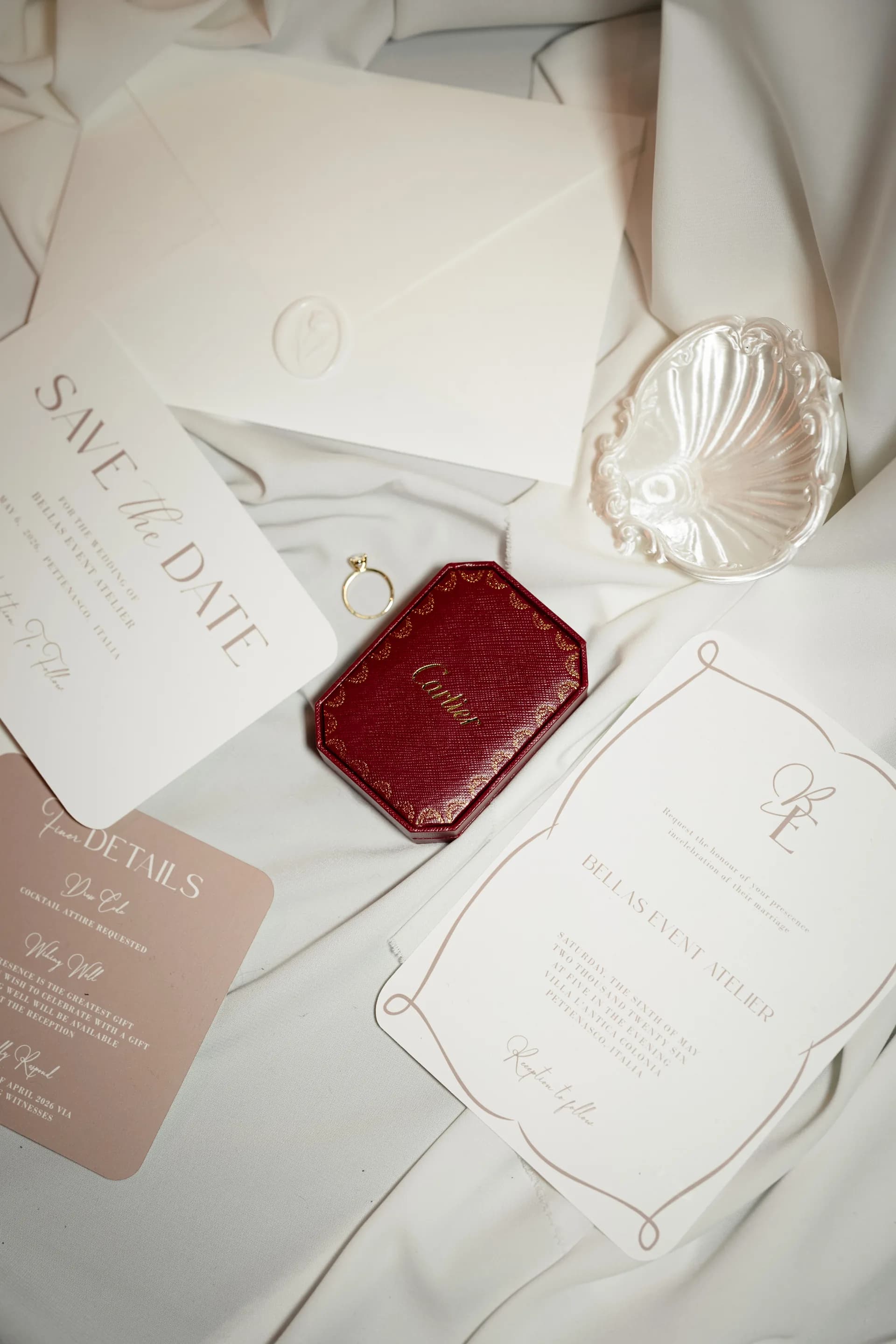 Save-the-Date-Karten und Ringschatulle auf hellem Stoff
